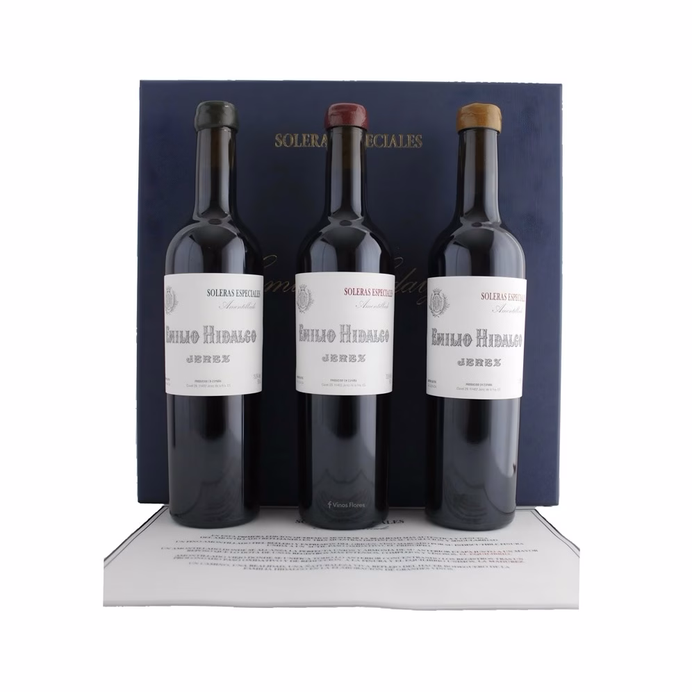 Vista frontal del estuche de regalo que contiene tres botellas de vino Jerez Amontillado Soleras Especiales de la bodega Emilio Hidalgo.