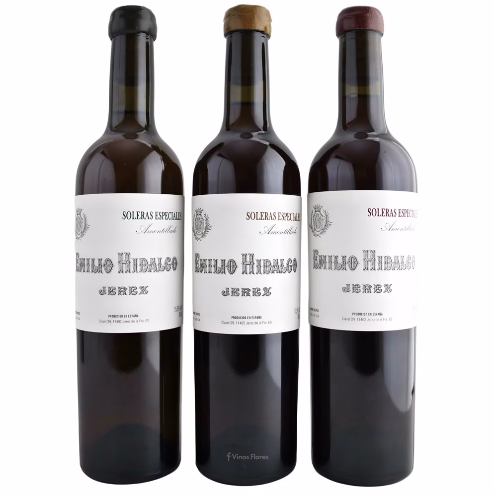Las tres botellas de Amontillado de la colección Soleras Especiales de Emilio Hidalgo dispuestas verticalmente fuera de su caja de presentación, mostrando sus etiquetas clásicas.