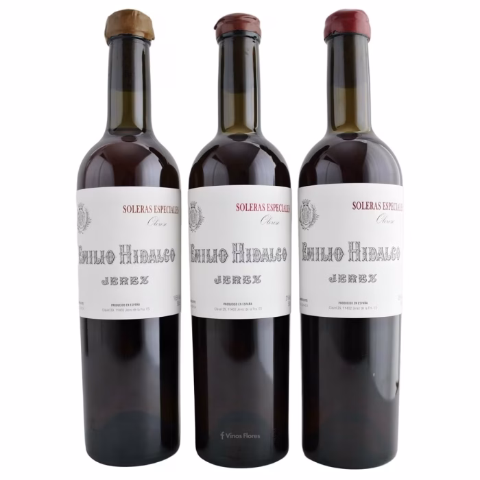 Las tres botellas de Oloroso de la colección Soleras Especiales de Emilio Hidalgo dispuestas verticalmente fuera de su caja de presentación, mostrando sus etiquetas clásicas.