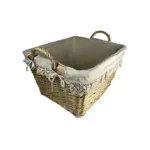 Cuévano de mimbre natural claro decorado con encajes de Artesanía Parras, ideal para decoración de bodas, comuniones o arreglos florales