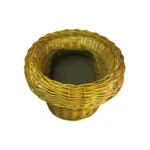 Vista superior de canasta de mimbre hueca con forma de bota para usar como macetero original
